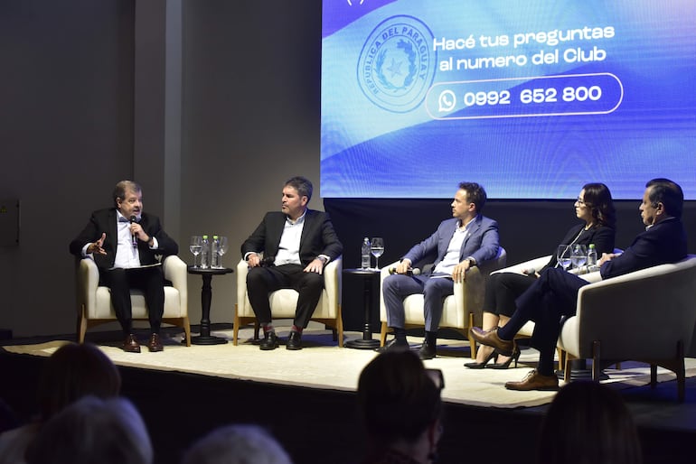 Conversatorio realizado ayer y del cual participaron Alberto Acosta Garbarino, presidente de DENDE y Banco Familiar; César Paredes, presidente de Cadiem Fondo de Inversiones; Jorge Bernardes, presidente del Club de Ejecutivos;  Stella Guillén, presidenta de la AFD; y Víctor González Acosta, presidente de World Trade Center y de Capitalis S.A.