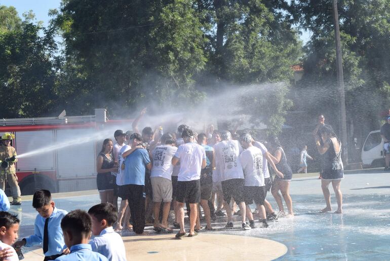 Momento del bautizo a los alumnos del segundo curso, para que continúen con la tradición del UPD.