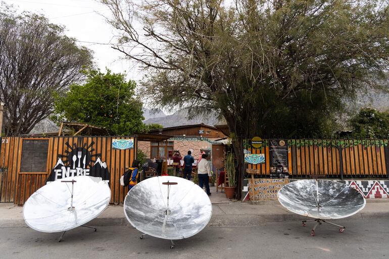 Un restaurante con hornos solares, en Vicuña (Chile).  