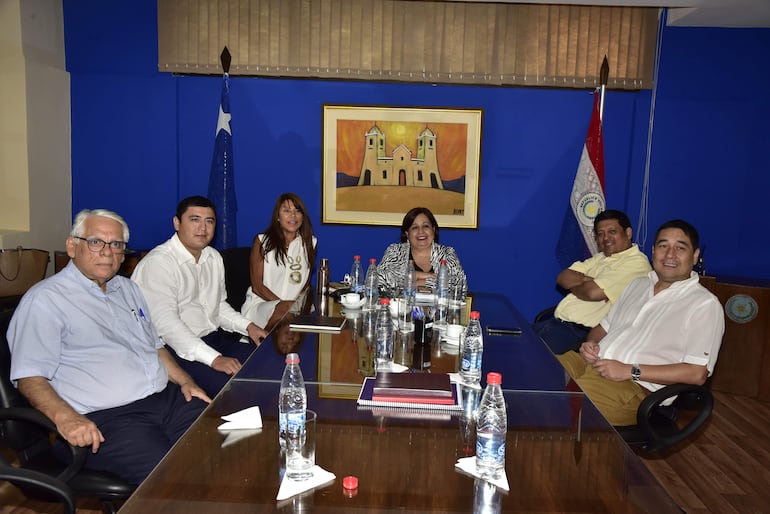 Bancada democrática, con la excepción de Yolanda Paredes e Ignacio Iramai, participará de reunión con el Presidente.