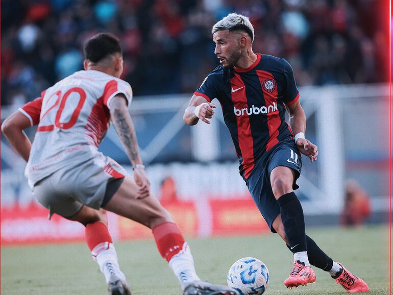 El paraguayo Iván Leguizamón (d), jugador de San Lorenzo.