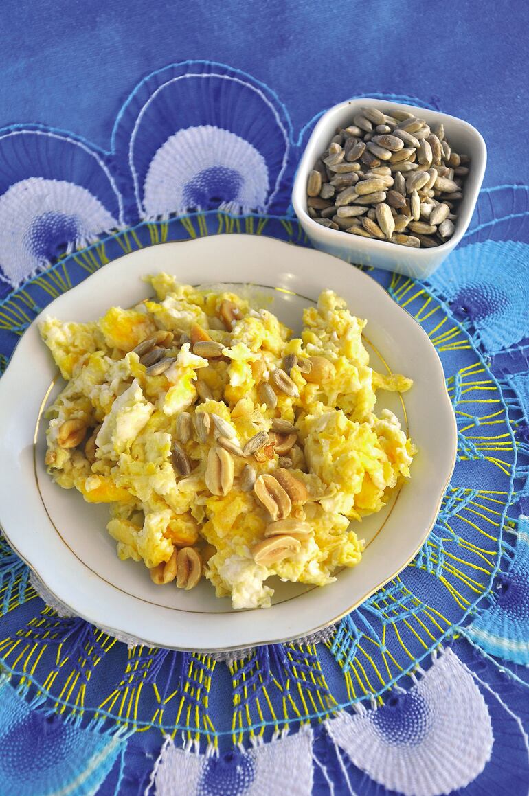 Proteico 
Huevos revueltos, maní 
tostado y semillas
de girasol activadas.