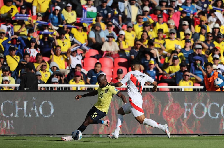 Enner Valencia (i), jugador de Ecuador, domina el balón en el partido frente a Perú por la octava fecha de las Eliminatorias Sudamericanas 2026 en el estadio Rogelio Paz Delgado, en Quito, Ecuador. 