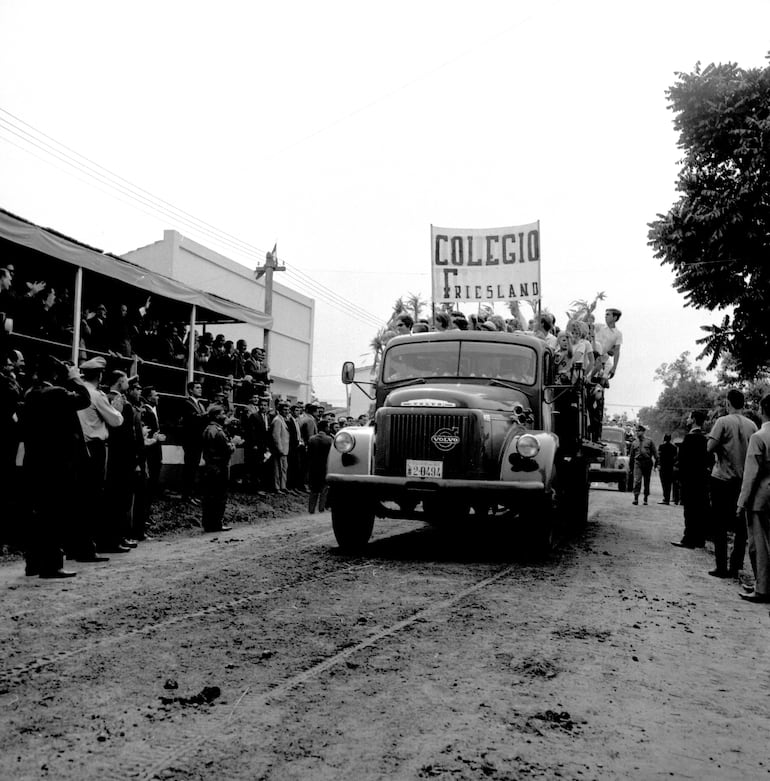 Un enorme camión de carga forma parte de las delegaciones que desfilaron en la Fiesta Nacional del Trigo en 1968 en Itacurubí del Rosario.