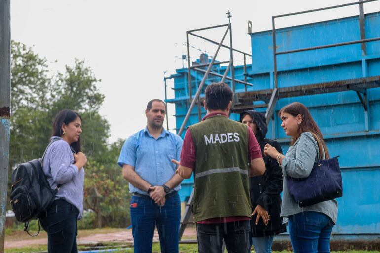 Profesionales del Ministerio del Ambiente y de la Essap recolectaron muestras del riacho San Francisco.