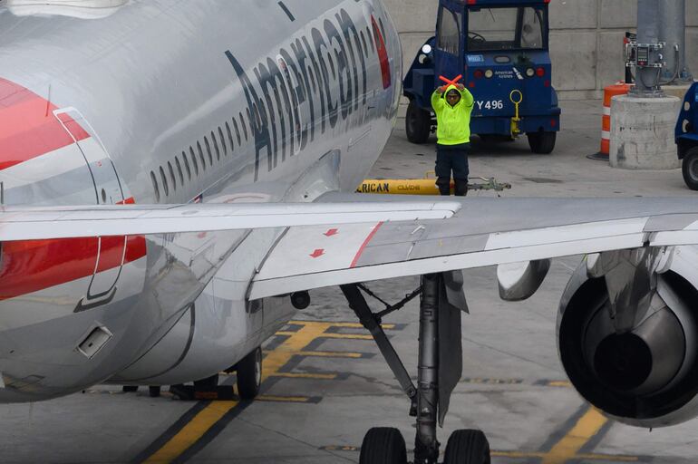 La empresa brasileña Embraer, tercera mayor fabricante de aviones del mundo, anunció este lunes que la estadounidense American Airlines le encargó hasta 133 unidades de su modelo E175, en un negocio que, de concretarse completamente, ascenderá a 7.000 millones de dólares.