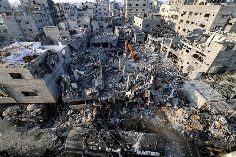 Rescatistas buscan sobrevivientes entre los escombros de edificios destruidos por bombardeos israelíes en Jan Yunis, en el sur de la Franja de Gaza, este miércoles.
