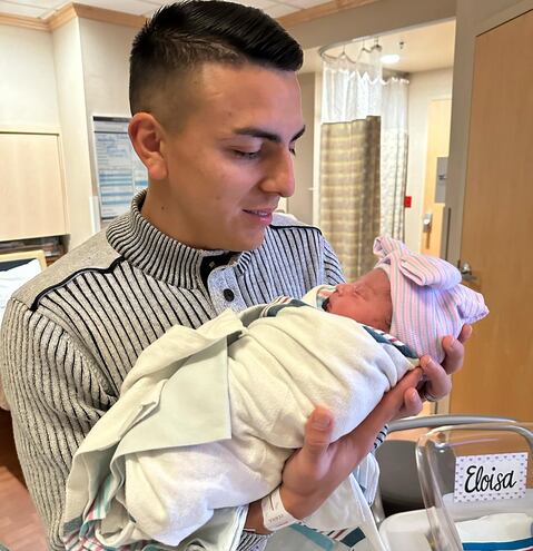 El jugador del Real Salt Lake, Braian Ojeda, con Eloísa en brazos.