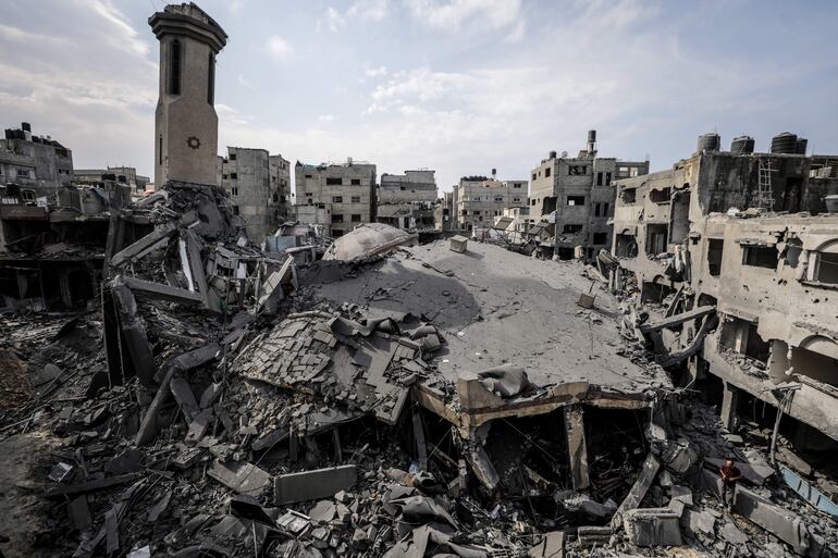 Los escombros de una mezquita destruida por un bombardeo israelí en la Ciudad de Gaza, este lunes.
