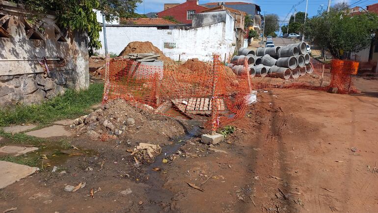 Obras de desagüe pluvial en la calle Isabel la Católica.