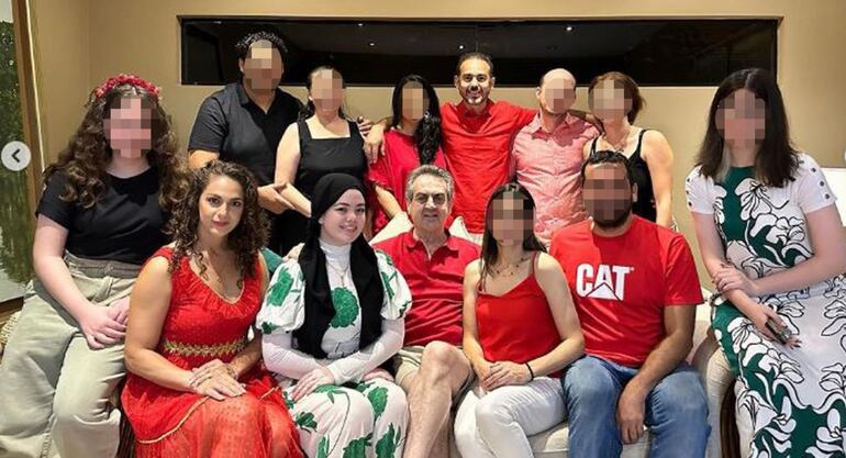 El diputado Yamil Esgaib (centro) junto con sus hijas Navila (izq.) y Magida y su hijo Nasser (parado), actual concejal de Asunción.