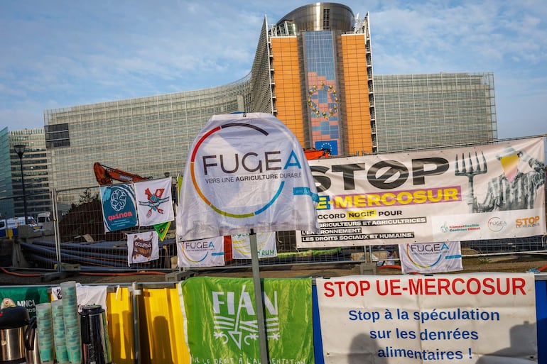 Agricultores europeos protestan hoy en Bruselas contra el acuerdo comercial con el Mercosur.