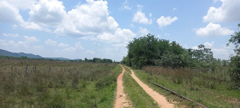 En el lugar aún se encuentran vestigios de los rieles y durmientes a lo largo de las antiguas vías del tren.