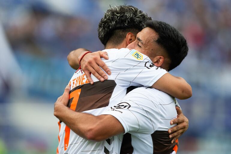 El paraguayo Ronaldo Martínez (i), jugador de Platense, festeja un gol en las semifinales de la Copa de la Liga Argentina.