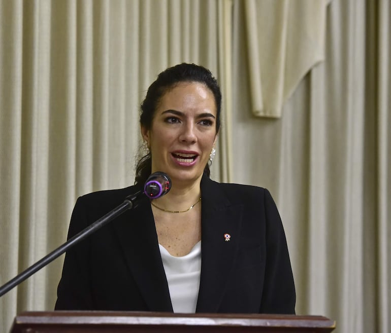 En su primer discurso como ministra, Claudia Centurión prometió que su gestión se enfocará en las personas. Sin embargo, no demostró apertura con Opama y ahora "plantó" a los estudiantes que exigen su boleto estudiantil.