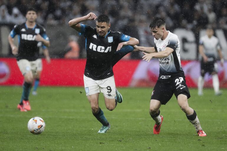 Breno Bidon (d) de Corinthians disputa un balón con Adrián Emmanuel Martínez de Racing este jueves, en un partido de las semifinales de la Copa Sudamericana entre Corinthians y Racing en el estadio Neo Química Arena en Sao Paulo (Brasil).