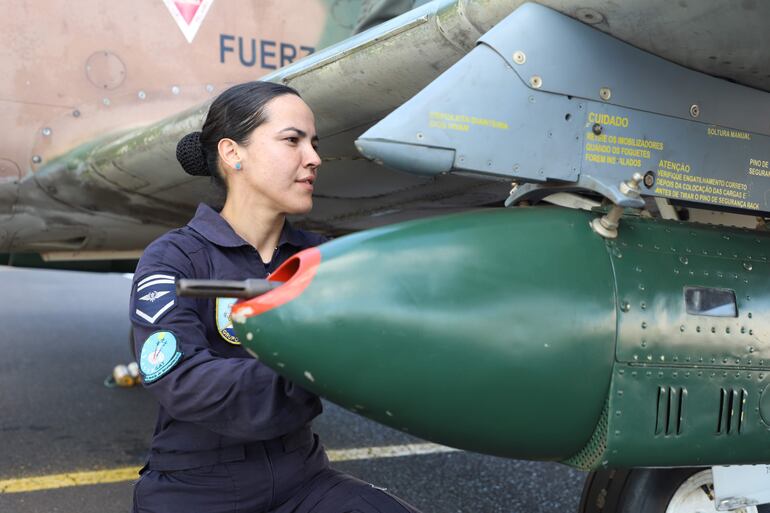 La sargento 1ro. Técnico Mariela Osorio de la Fuerza Aérea Paraguaya está especializada en el área de armamento aéreo y asiento eyectable.