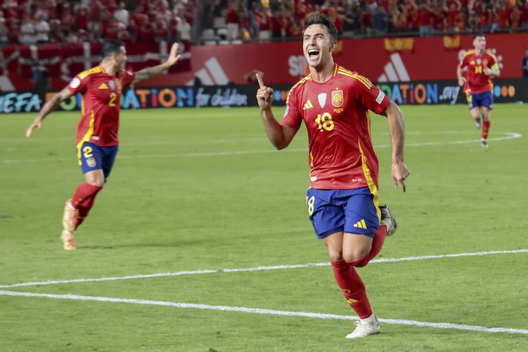 El centrocampista de la selección española, Martín Zubimendi celebra el gol conseguido ante Dinamarca, durante el encuentro correspondiente a la fase de grupos de la Liga de Naciones que disputan hoy sábado España y Dinamarca en el estadio Enrique Roca de Murcia.