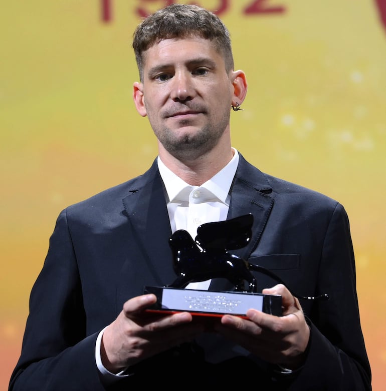 El director Fernando Guzzoni posa con el premio Horizontes al Mejor Guion por "Blanquita".