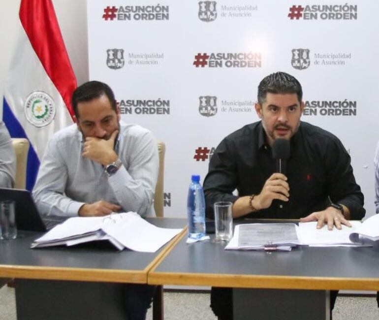 El director de administración y Finanznas, Edwin López Cattebeke (izq.) visiblemente preocupado durante una conferencia el 3 de julio pasado,  mientras el intendente Óscar "Nenecho" Rodríguez intentaba negar el desvío de bonos.