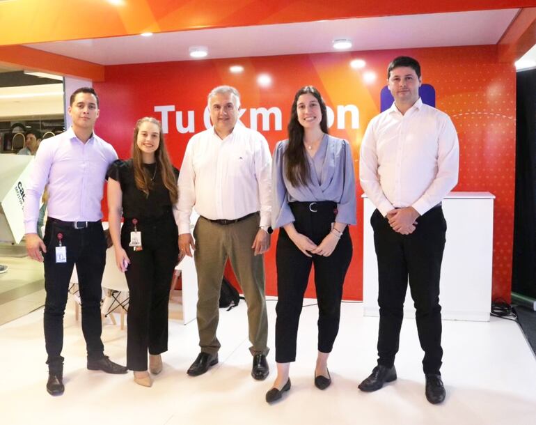 Talento humano altamente calificado aguarda al público en el stand de Itaú en la Cadam.