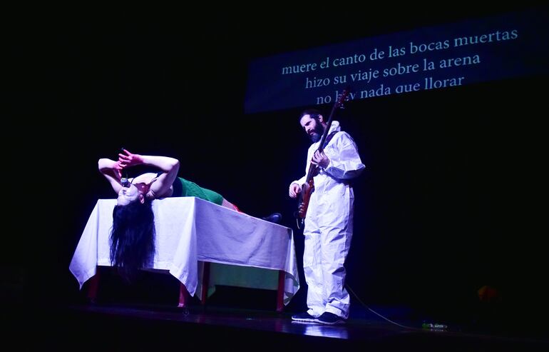 Belén Cubilla y Cala del Puerto en un instante de la obra "Hoja de vida Capítulo 2".