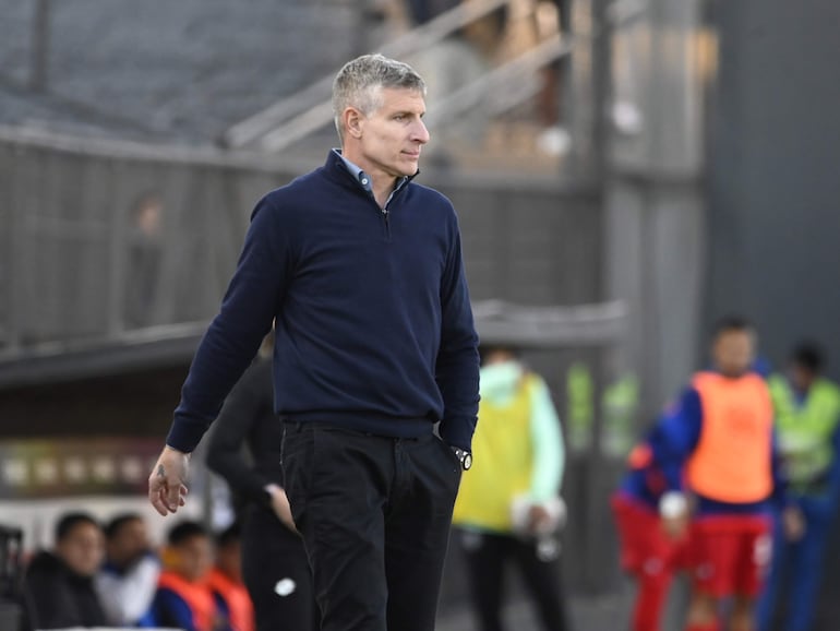 El argentino Martín Palermo, entrenador de Olimpia, en el partido frente a Sportivo Ameliano por la séptima fecha del torneo Clausura 2024 del fútbol paraguayo en el estadio Arsenio Erico, en Asunción.