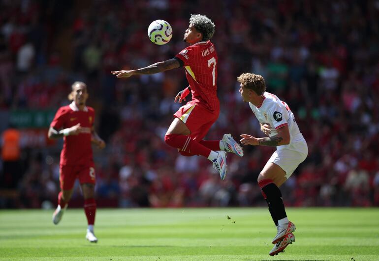 Liverpool (United Kingdom), 11/08/2024.- Luis Diaz of Liverpool (C) in action during the friendly soccer match between Liverpool and Sevilla in Liverpool, Britain, 11 August 2024. (Futbol, Amistoso, Reino Unido) EFE/EPA/ADAM VAUGHAN
