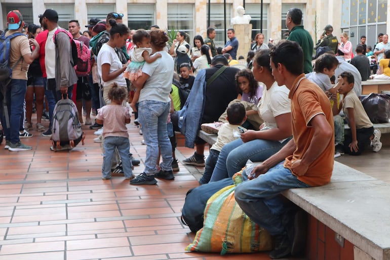 Personas desplazadas por la violencia en la región del Catatumbo acuden a solicitar ayuda en la alcaldía de Cúcuta, este sábado.