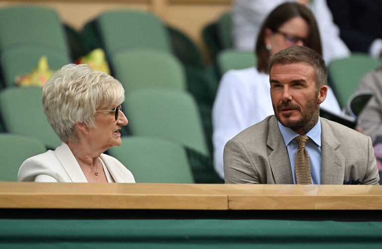 David Beckham y su madre Sandra West estuvieron en la cancha central para ver los partidos de tenis individuales masculinos el primer día del Campeonato de Wimbledon 2024.
