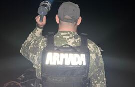 Un agente de la Armada paraguaya en el operativo de búsqueda anoche.