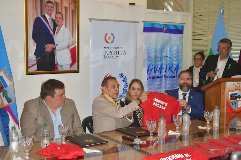 Ministro de Justicia Angel Barchini junto al Gobernador de Guairá César Luis Sosa (ANR), durante la presentación del programa.