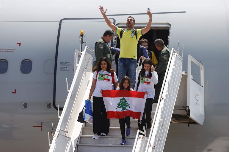 Ciudadanos brasileños residentes en el Líbano descienden del avión KC-30 de la Fuerza Aérea Brasileña este domingo en São Paulo (Brasil). El presidente brasileño, Luiz Inácio Lula da Silva, recibió en la Base Aérea de São Paulo a un primer grupo de 228 brasileños y sus familiares repatriados desde el Líbano como consecuencia de los bombardeos de Israel en ese país.