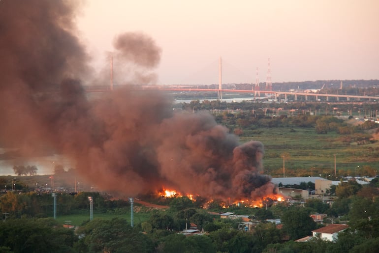 Vista del incendio desde un edificio del microcentro de Asunción.