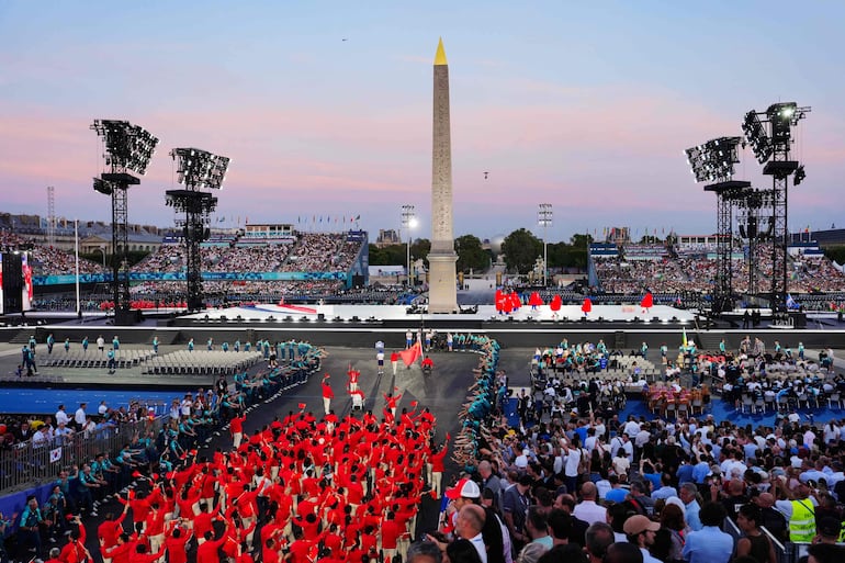 TOPSHOT - Athletes from China's delegation arrive in front of the Obelisque de Louxor (Luxor Obelisk) at the Place de la Concorde during the Paris 2024 Paralympic Games Opening Ceremony in Paris on August 28, 2024. (Photo by Dimitar DILKOFF / AFP)