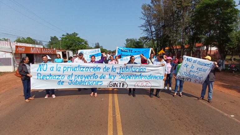 Momento en que los educadores cerraron la Ruta ramal Coronel Oviedo - Troche para repudiar la Ley de la Caja de Jubilacioen.