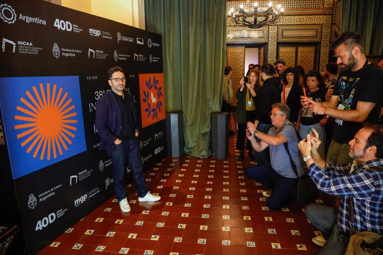 Bayona posa ante los fotógrafos en el Teatro Colón de Mar del Plata, donde presentó su nuevo filme basado en la "tragedia de los Andes".