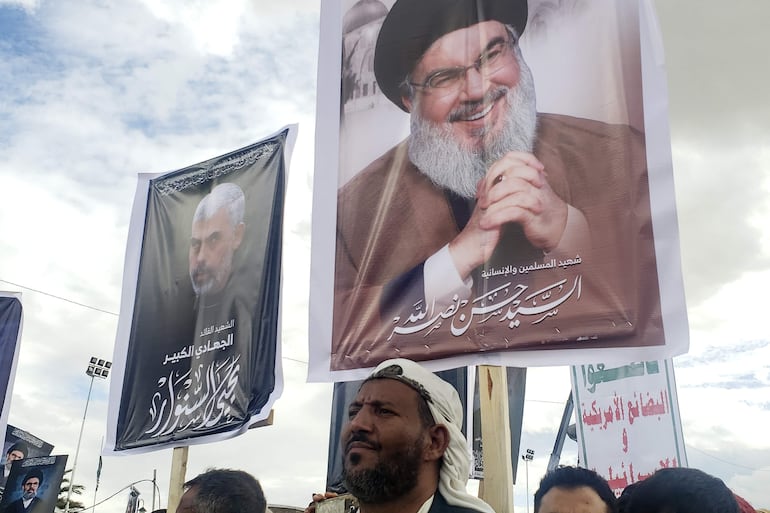 En Yemen sostienen pancartas con imágenes de Yahya Sinwar (i) líder de Hamás en Gaza y de Hezbolá, Hassan Nasrallah (d). Ambos murieron en un ataque israelí.