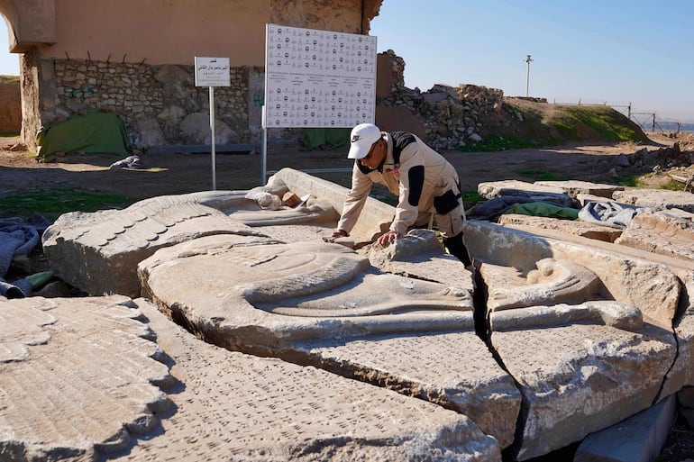 Un experto en arqueología cataloga artefactos arqueológicos destruidos en el sitio arqueológico de Nimrud, al sur de Mosul.