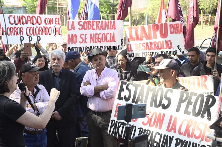 Impulsores de la iniciativa popular para ampliación de tarifa social de Ande presentándola ante el Tribunal Superior de Justicia Electoral (TSJE).