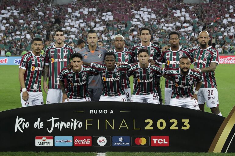 Los jugadores de Fluminense posan para la fotografía oficial antes del partido contra Olimpia de los cuartos de final de la Copa Libertadores en el estadio Maracaná, en Río de Janeiro, Brasil.