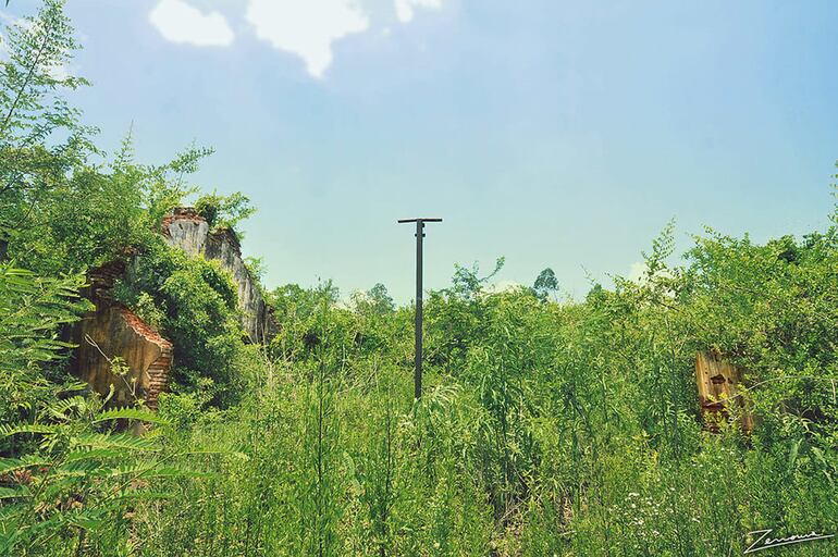 Lo que alguna vez fue la exestación de tren de Cerro León, en Paraguarí, hoy se encuentra en ruinas.