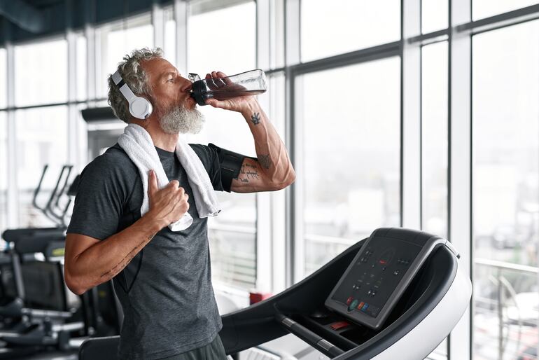 Beber mucha agua es muy beneficioso para el cerebro.