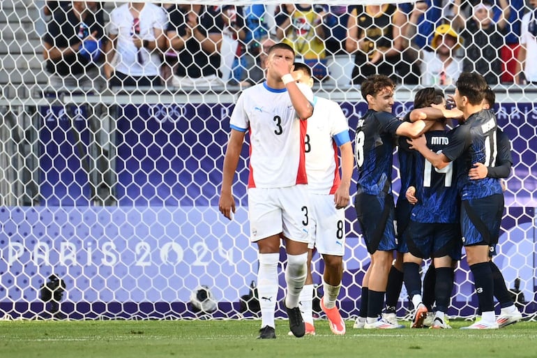 Ronaldo Dejesús (3), jugador de la selección de Paraguay, lamenta un gol en el partido frente a Japón en un partido de la primera fecha del Grupo D del Torneo de Fútbol masculino de los Juegos Olímpicos París 2024 en el Bordeaux Stadium, en Bordeaux, Francia.