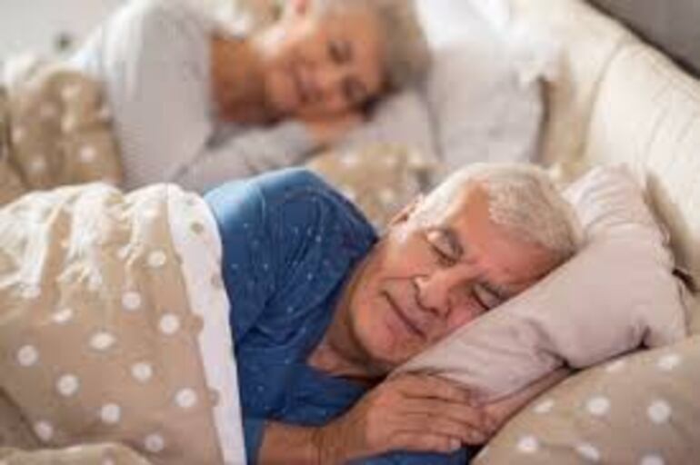 Ancianos durmiendo abrigados