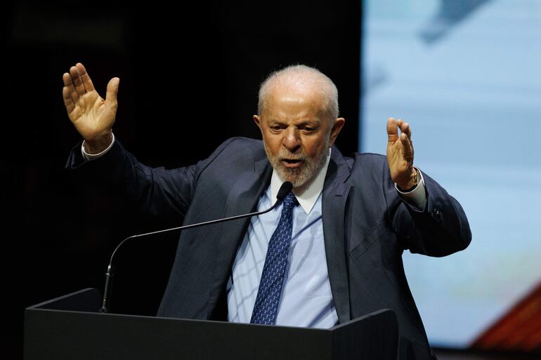 El presidente de Brasil, Luiz Inácio Lula da Silva, habla en la ceremonia de inauguración de la 27ª Bienal Internacional del Libro de São Paulo.