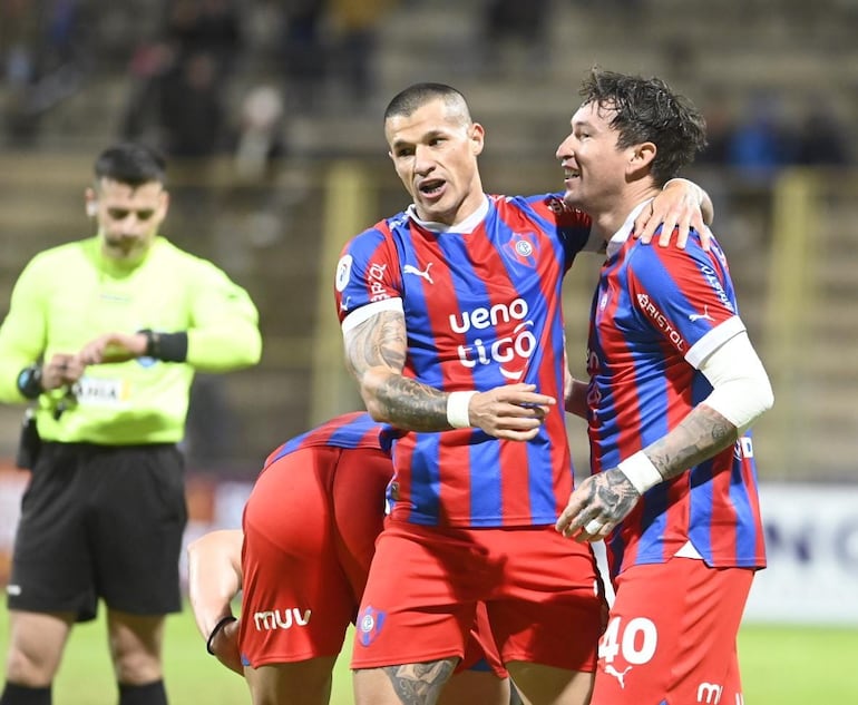 Festejo de Benítez y Fernández tras el gol de Cerro Porteño