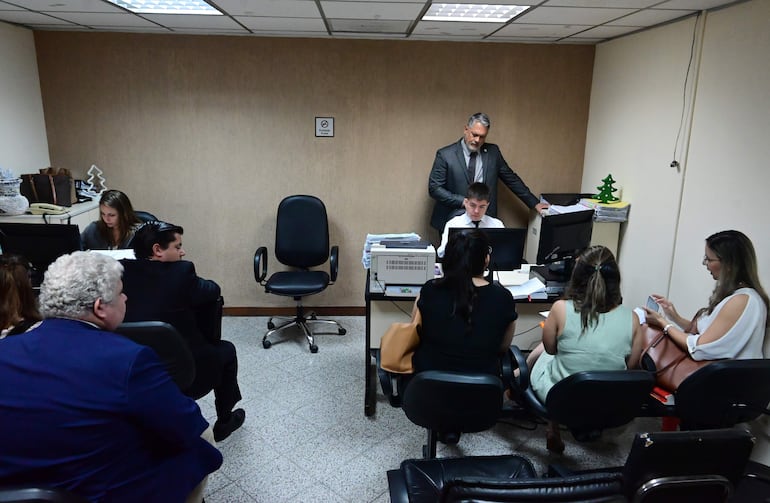 Parado, el juez Mirko Valinotti durante la audiencia preliminar en la causa abierta por la muerte de Rodolfo "Rolo" Nuñez Scolari,  quien falleció el año pasado en el complejo deportivo Los Arrayanes.