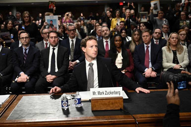 Mark Zuckerberg, director ejecutivo de Meta, observa durante la audiencia del Comité Judicial del Senado de EE. UU. "Las grandes tecnologías y la crisis de explotación sexual infantil en línea" en Washington, DC, el 31 de enero de 2024.