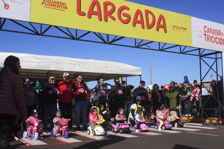 Carrera de Triciclos: Competencia que alegra el corazón de los más pequeños en Encarnación.